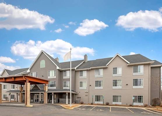 Country Inn & Suites by Radisson, West Bend, WI 1