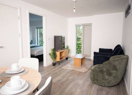 Stylish 2 bed home near Trafford 1