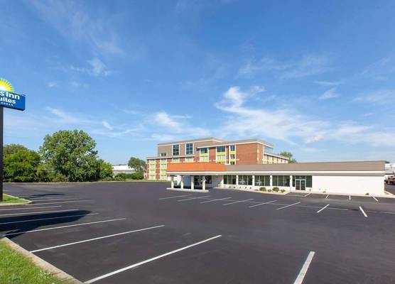 Days Inn & Suites by Wyndham Grand Rapids Near Downtown 1