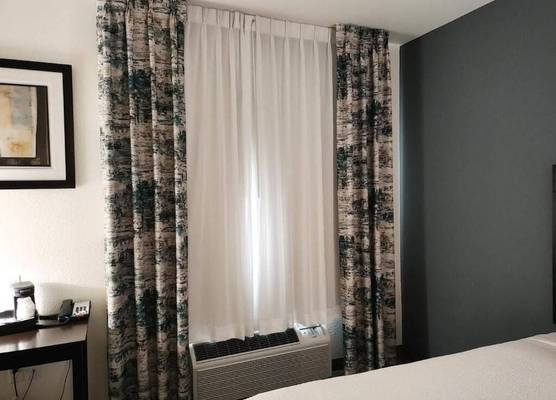 The Grove Inn and Suites 1