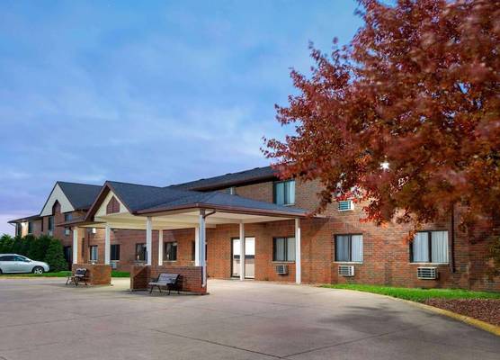 Howard Johnson by Wyndham Waterloo/Cedar Falls 1