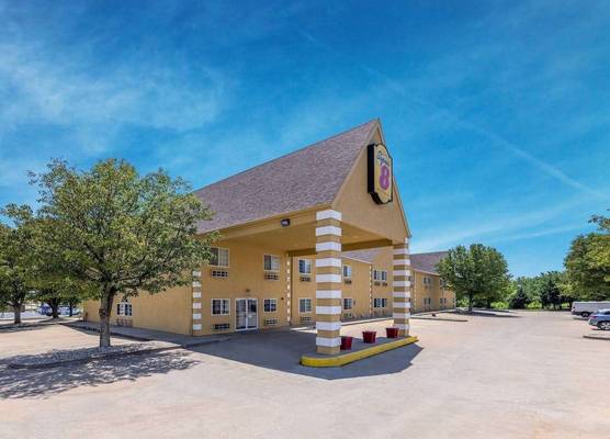 Super 8 by Wyndham De Soto 1