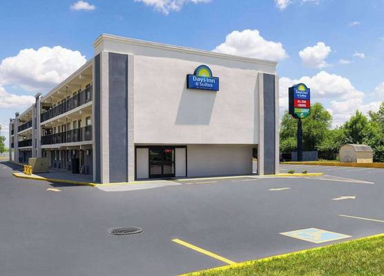 Day's Inn & Suites by Wyndham Indianapolis Airport East 1
