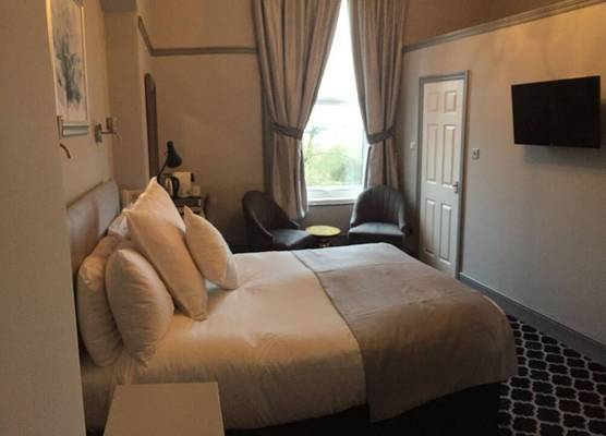 Hillcrest Hotel 1