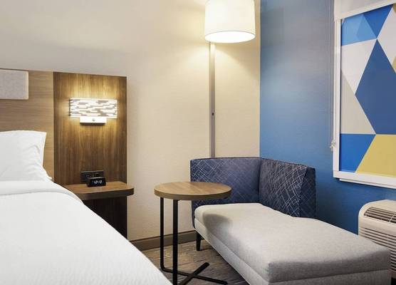 Holiday Inn Express & Suites Elgin - Chicago Northwest 1