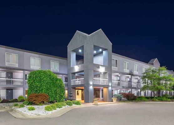 Howard Johnson by Wyndham Romulus Detroit Metro Airport 1