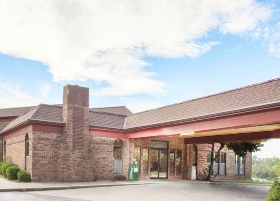 Super 8 by Wyndham Atchison 1