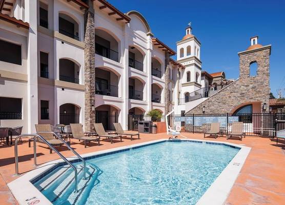 La Quinta Inn & Suites by Wyndham Santa Cruz 1