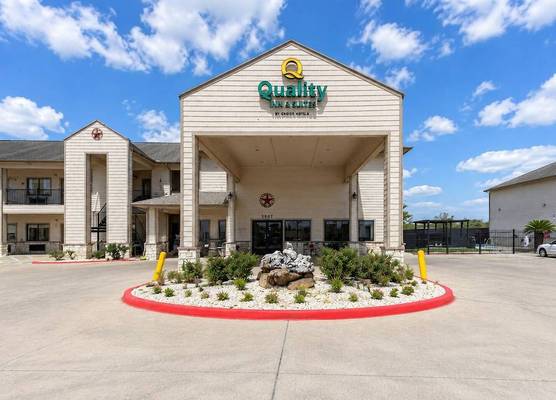 Quality Inn & Suites Victoria South 1