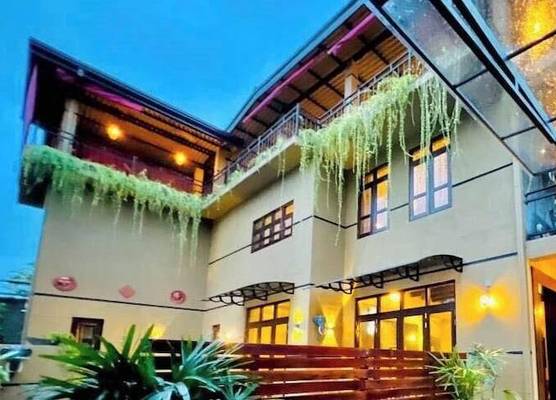Edward's airport guest in Negombo located 2.1 mile from Colombo Bandaranaike International Airport 1