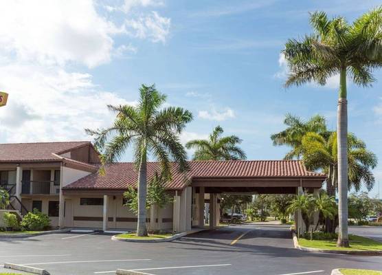 Super 8 by Wyndham Riviera Beach West Palm Beach 1