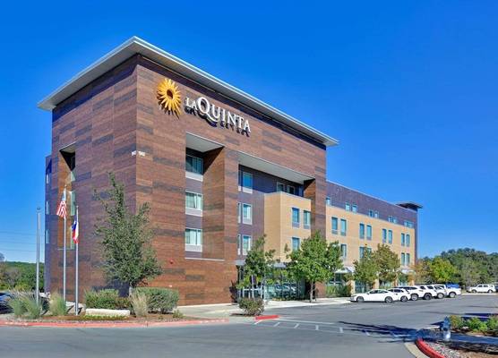 La Quinta Inn & Suites by Wyndham Lakeway 1
