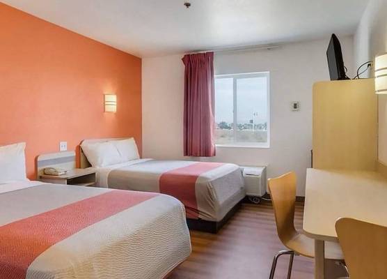Howard Johnson by Wyndham Lemoore Near Naval Air Station 1