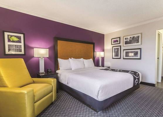 La Quinta Inn & Suites by Wyndham Cleveland - Airport North 1