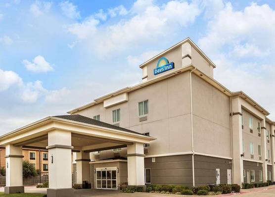 Days Inn & Suites by Wyndham Mineral Wells 1