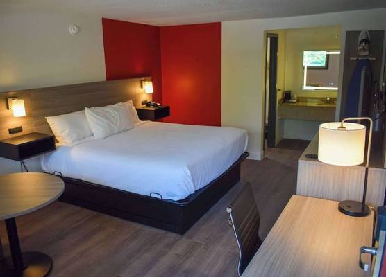 Ramada by Wyndham Cleveland Airport West 1