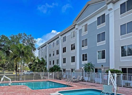Comfort Inn & Suites Sarasota I75 1