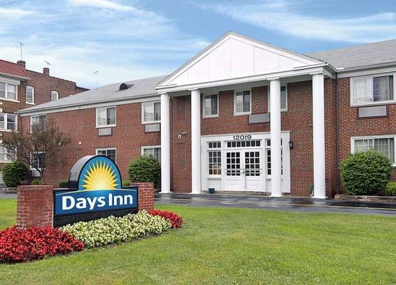 Days Inn by Wyndham Cleveland Lakewood 1