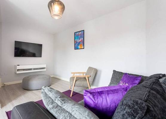Lovely One-bedroom Serviced Apartment in Eccles 1