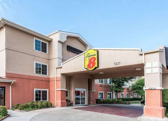Super 8 by Wyndham Fort Worth North 1