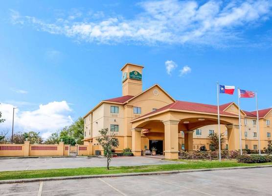 La Quinta Inn & Suites by Wyndham Pasadena 1
