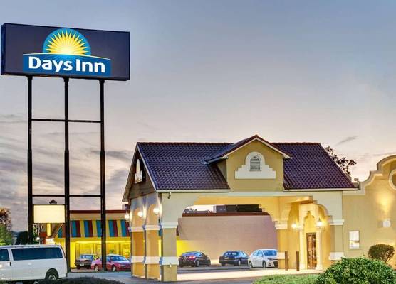 Days Inn by Wyndham Louisville Airport Fair and Expo Center 1