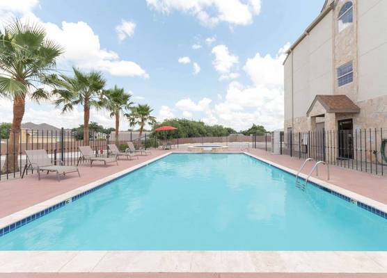 Microtel Inn and Suites Eagle Pass 1