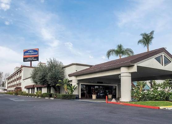 Howard Johnson by Wyndham Fullerton/Anaheim Conference Cntr 1