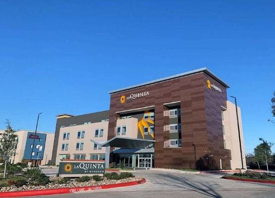 La Quinta Inn & Suites by Wyndham Dallas/Fairpark 1