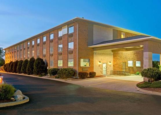 Super 8 by Wyndham Gurnee 1
