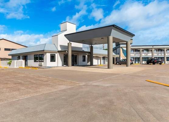 Quality Inn & Suites Port Lavaca near Lighthouse Beach 1