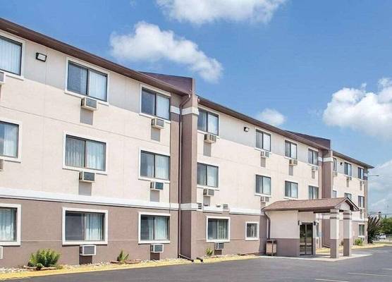 Boarders Inn & Suites by Cobblestone Hotels - Waterloo/Cedar Falls 1