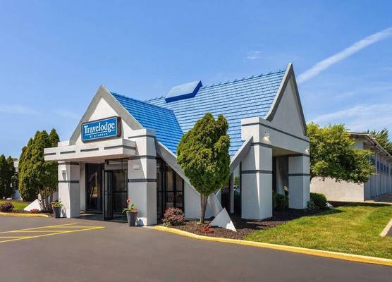 Travelodge by Wyndham Milwaukee 1