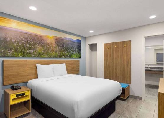 Days Inn by Wyndham Bakersfield 1