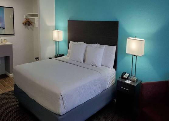 Travelodge by Wyndham Livonia Canton Novi Detroit Area 1
