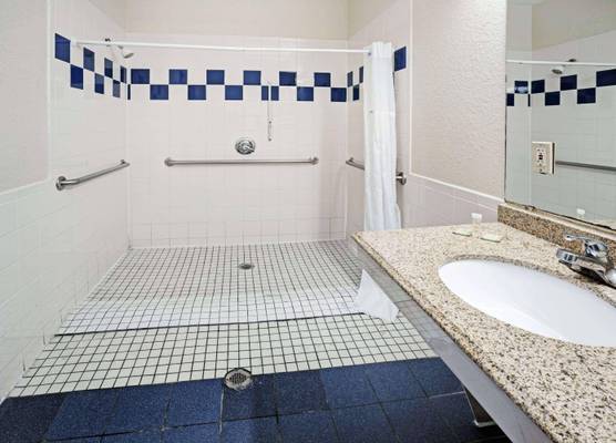 Super 8 by Wyndham Houston Hobby Airport South 1