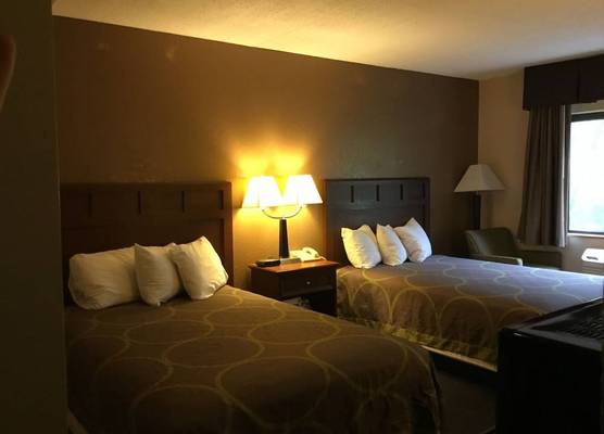 Super 8 by Wyndham Manchester Airport 1