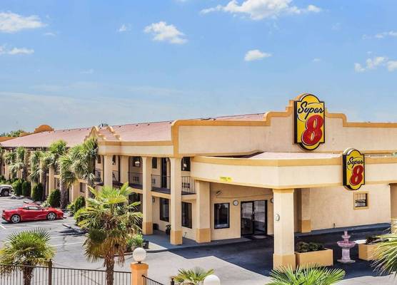 Super 8 by Wyndham Stockbridge 1