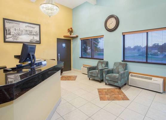 Super 8 by Wyndham Normal Bloomington 1