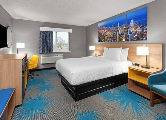 Days Inn by Wyndham Waukegan Great Lakes-Free Breakfast and Naval Base Shuttle 1