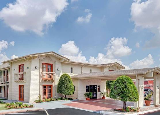 Travelodge by Wyndham North Richland Hills/Dallas/Ft Worth 1