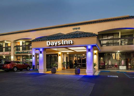 Days Inn & Suites by Wyndham Artesia 1