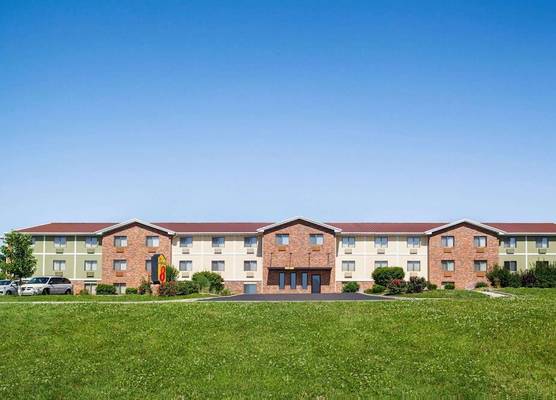 Super 8 by Wyndham Lenexa Overland Park Area/Mall Area 1