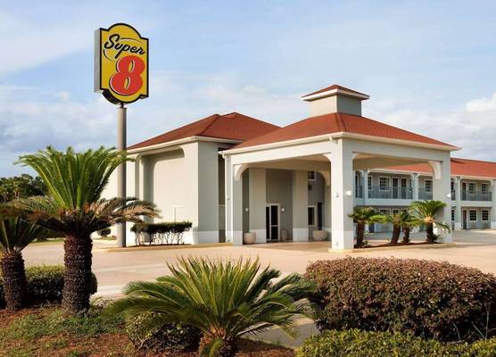 Super 8 by Wyndham Lake Charles Northeast 1
