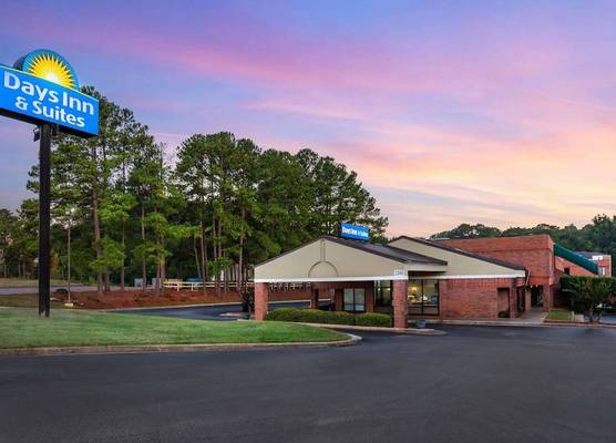 Days Inn & Suites by Wyndham Rocky Mount Golden East 1