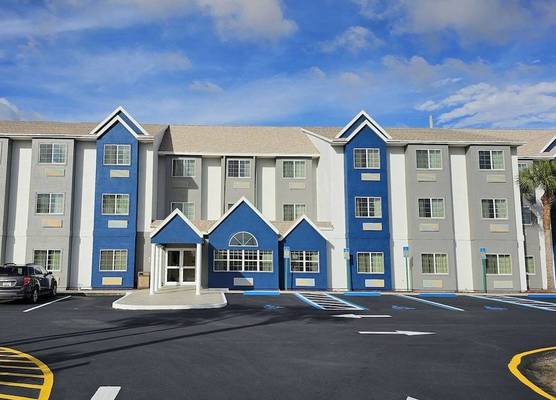 Microtel Inn & Suites by Wyndham Bushnell 1