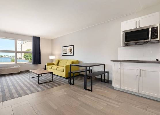 Days Inn by Wyndham Sarnia Harbourfront 1
