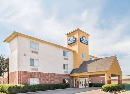 Days Inn & Suites by Wyndham Dallas 1