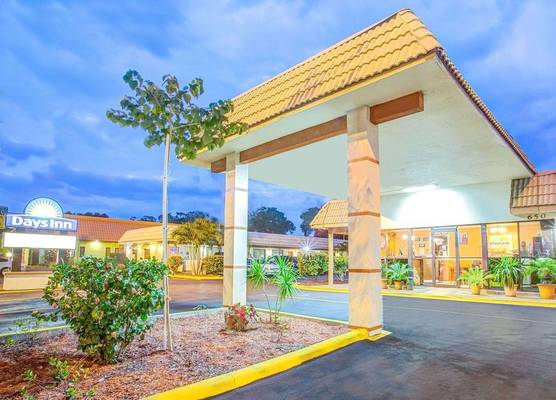 Days Inn by Wyndham St. Petersburg Central 1