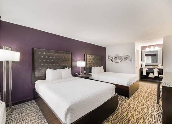 Clarion Inn & Suites Across From Universal Orlando Resort 1